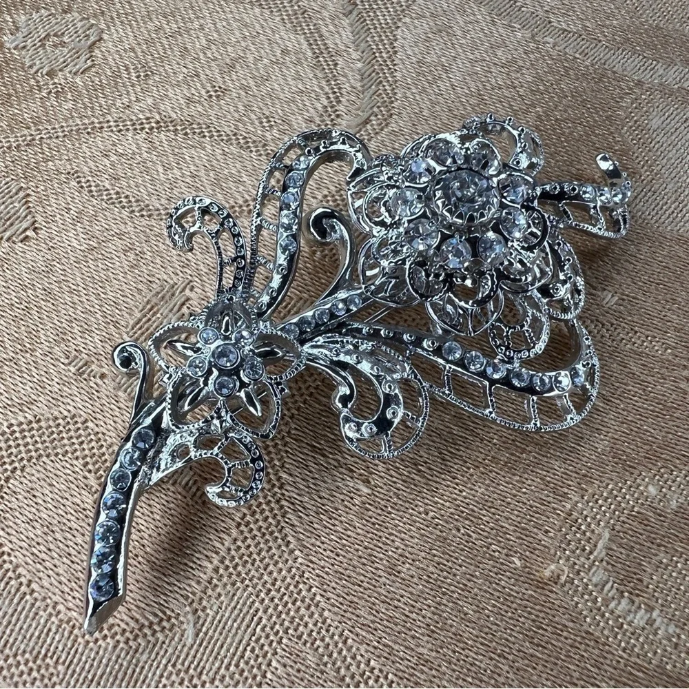 VINTAGE AVON FLORAL SILVER BROOCH PIN RETRO RHINESTONE ACCENT